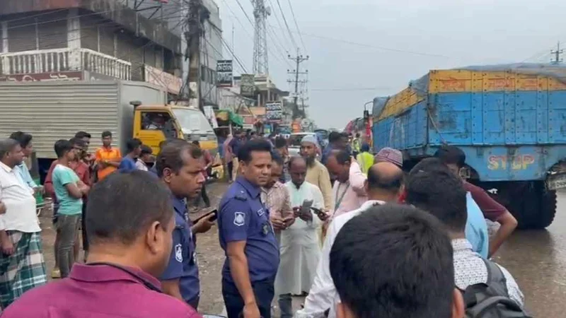 বেতন বোনাসের দাবিতে গাজীপুরে আড়াই ঘণ্টা মহাসড়ক অবরোধ